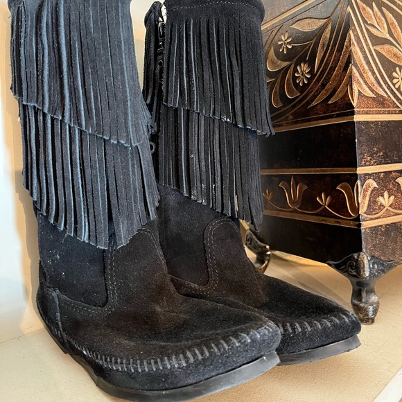 Minnetonka fringe boots black size 8 - Picture 2 of 6